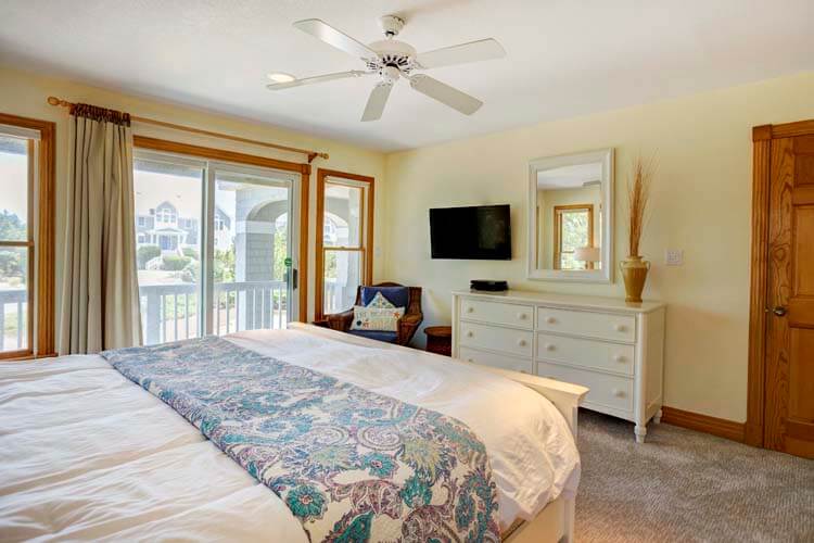 1st Floor King with Private Bath