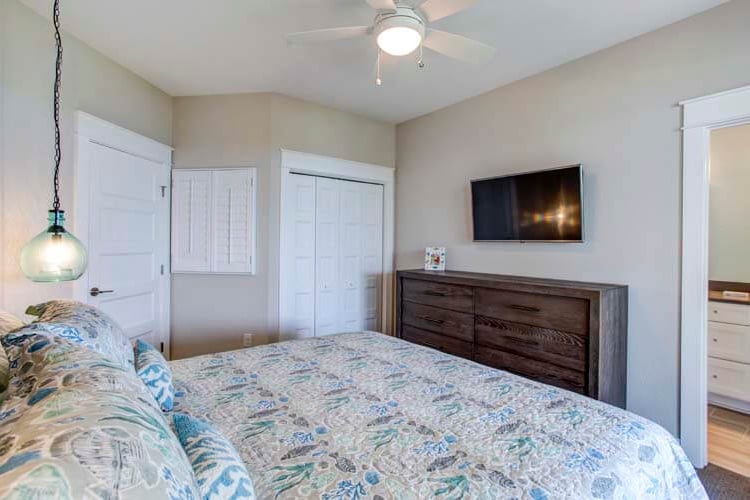 1st Floor King with Private Bath