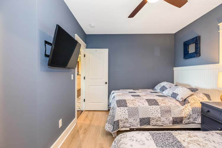 Ground Floor Queens with Private Bath