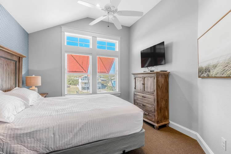 2nd Floor Queen with Private Bath