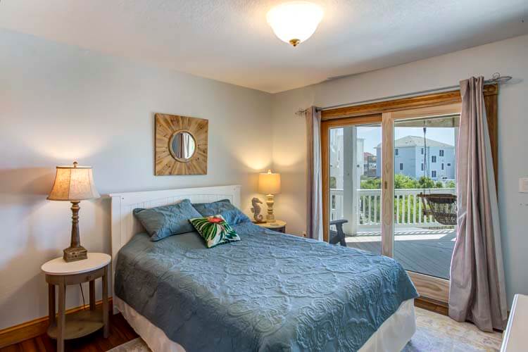 1st Floor Queen Bedroom