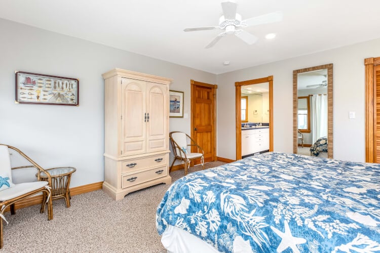 1st Floor King with Private Bath