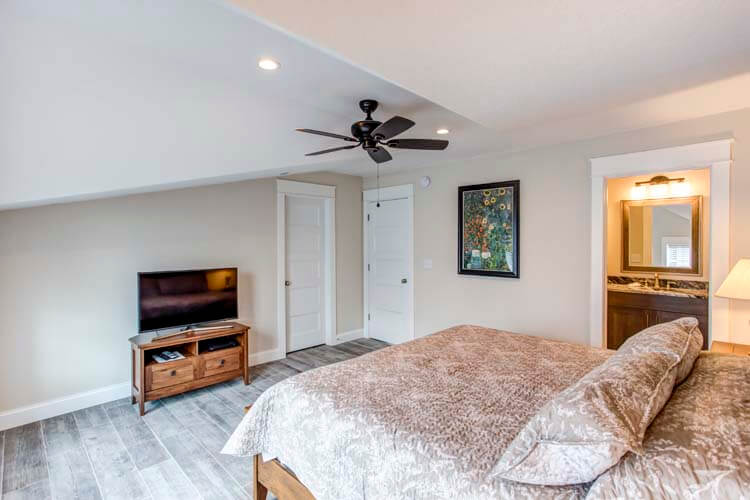 3rd Floor King with Private Bath (21)