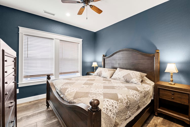 1st Floor King with Shared Bath (11)