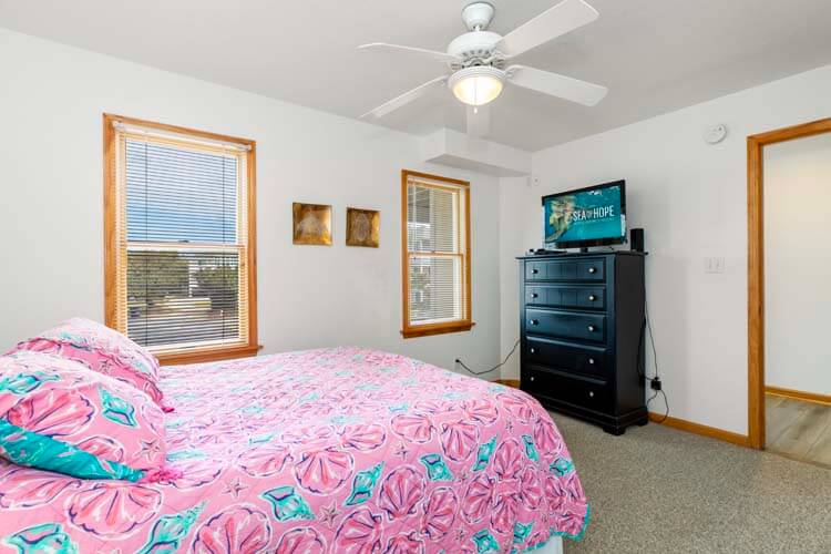 1st Floor Queen with Private Bath