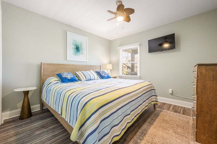 1st Floor King Bedroom
