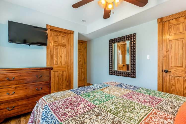 Ground Floor Queen with Shared Bath