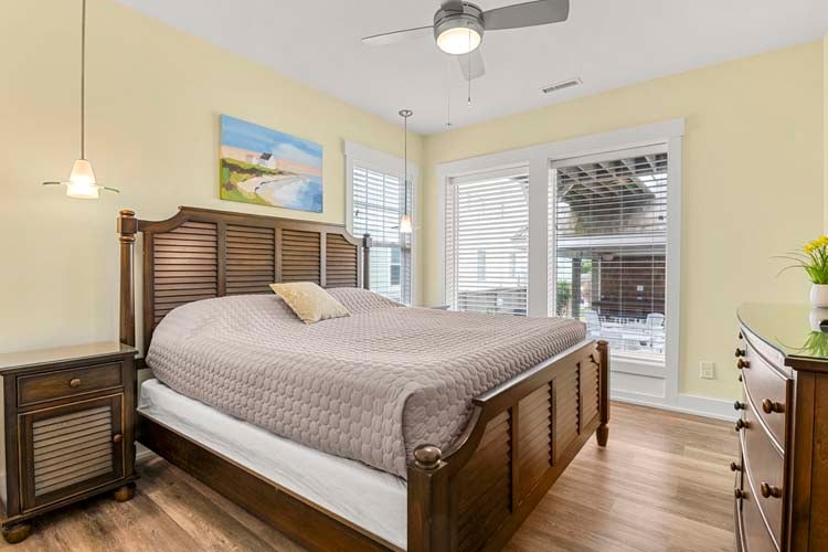 Ground Floor Den with King Bed and Private Bath