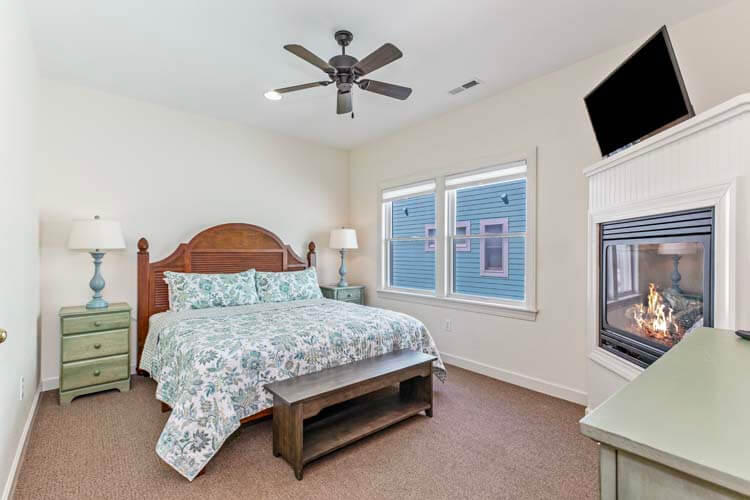 1st Floor King with Private Bath