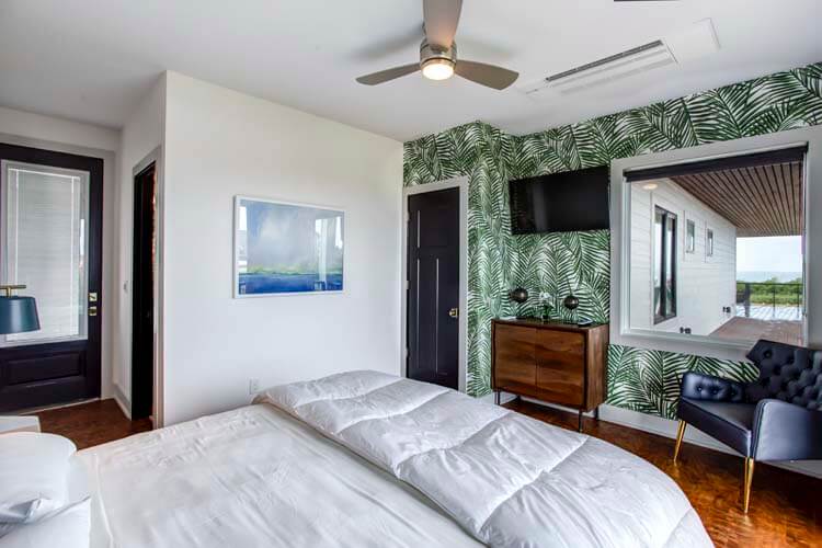 1st Floor King with Private Bath (S)