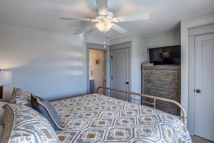 1st Floor King with Private Bath