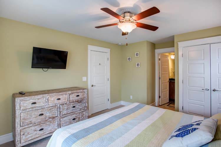 1st Floor King with Private Bath