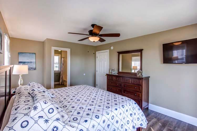 1st Floor King with Private Bath