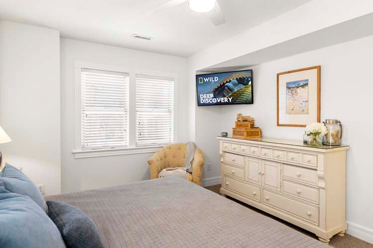 1st Floor King with Private Bath