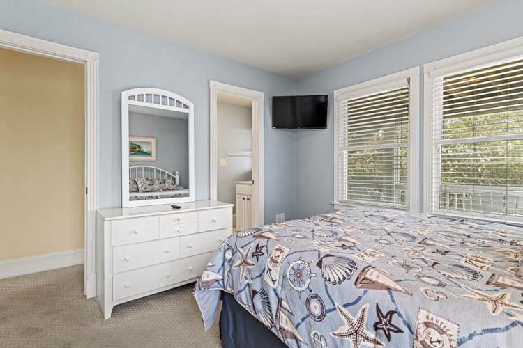 1st Floor Queen with Private Bath