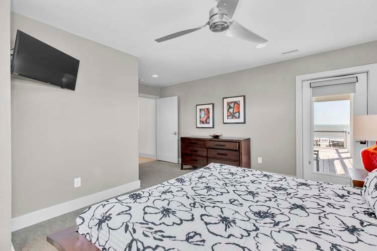 2nd Floor King with Private Bath