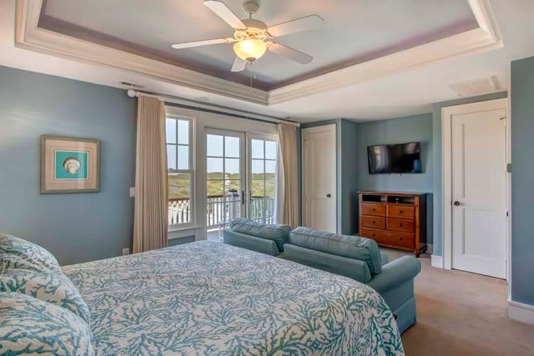 2nd Floor Soundside King with Private Bath