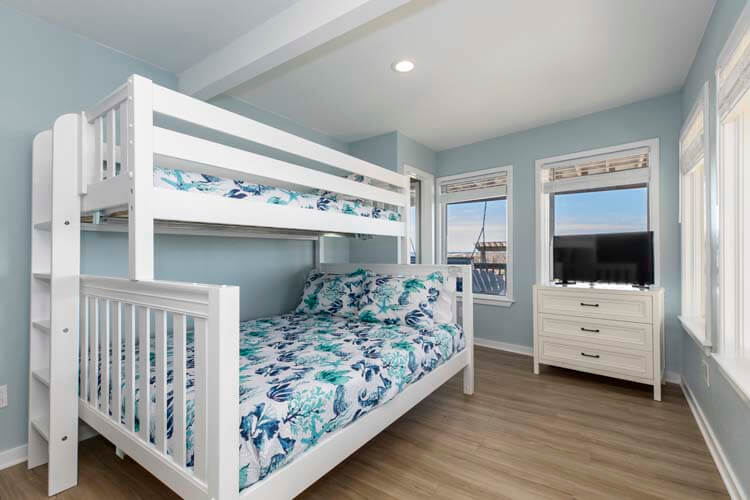 1st Floor Twin-over-Queen with Shared Bath