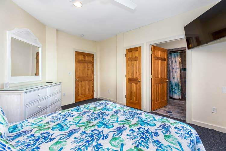 Ground Floor Queen with Private Bath (9)