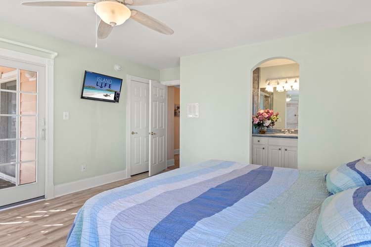 1st Floor Oceanside King with Private Bath