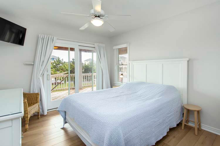 1st Floor Queen with Private Bath