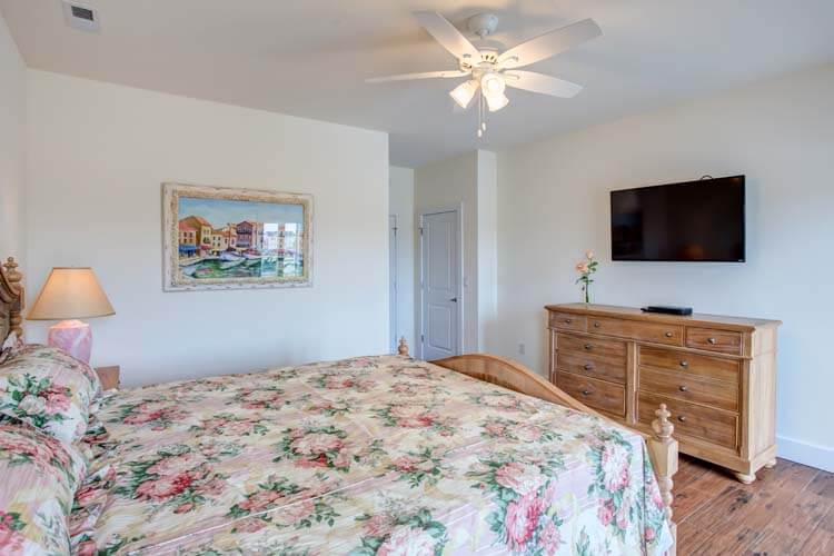 1st Floor King with Private Bath