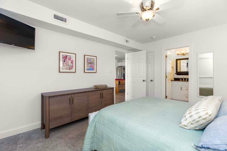 1st Floor Queen with Private Bath