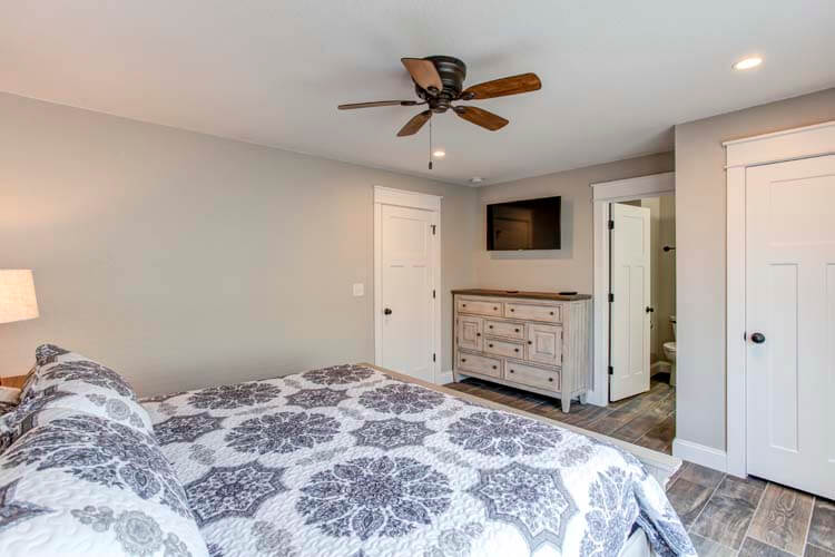 Ground Floor King with Shared Bath (16)