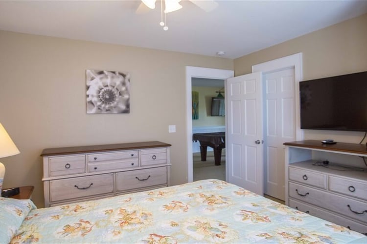 Ground Floor Queen with Shared Bath