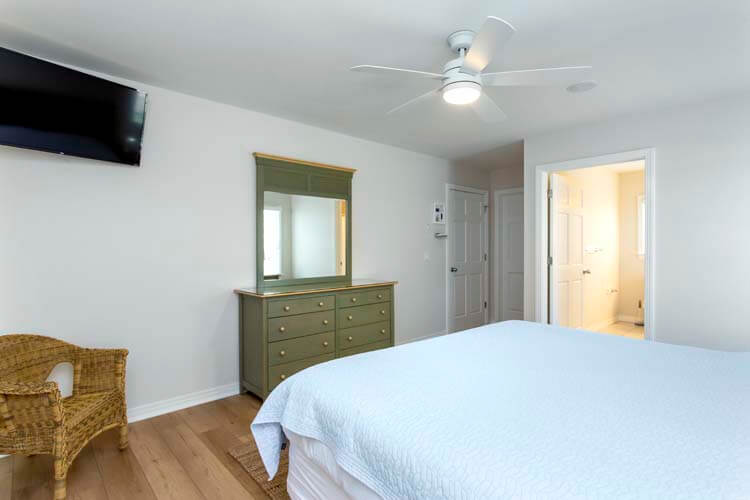 1st Floor King with Private Bath