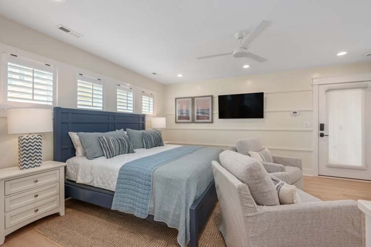 1st Floor King with Shared Bath (10)