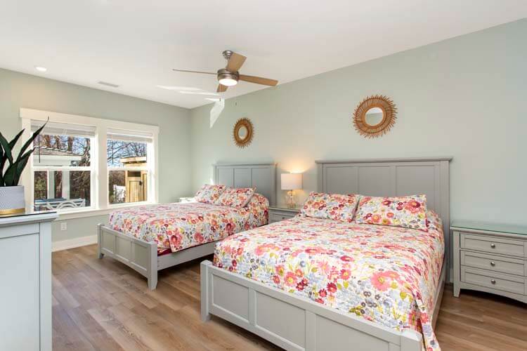 Ground Floor Queens with Private Bath