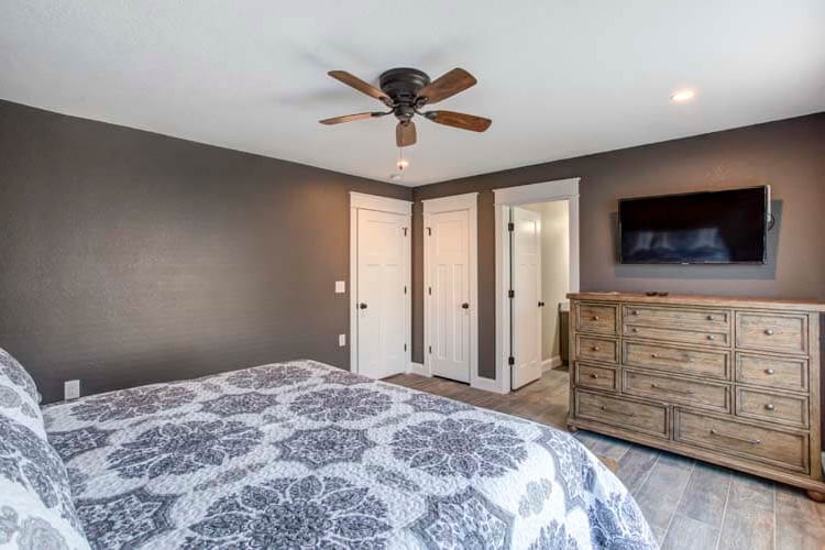 Ground Floor King with Private Bath (12)