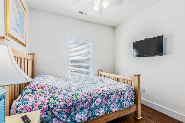 1st Floor Queen with Private Bath