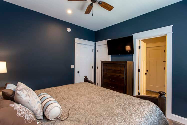 1st Floor King with Shared Bath (11)