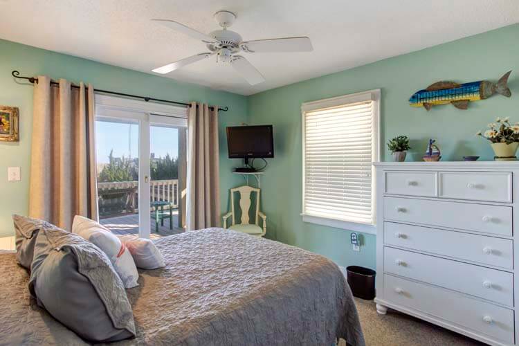 1st Floor Queen Bedroom