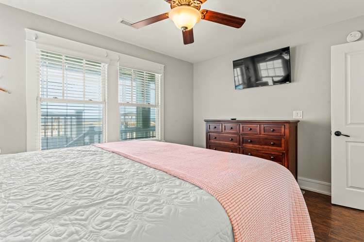 1st Floor Oceanside King with Private Bath