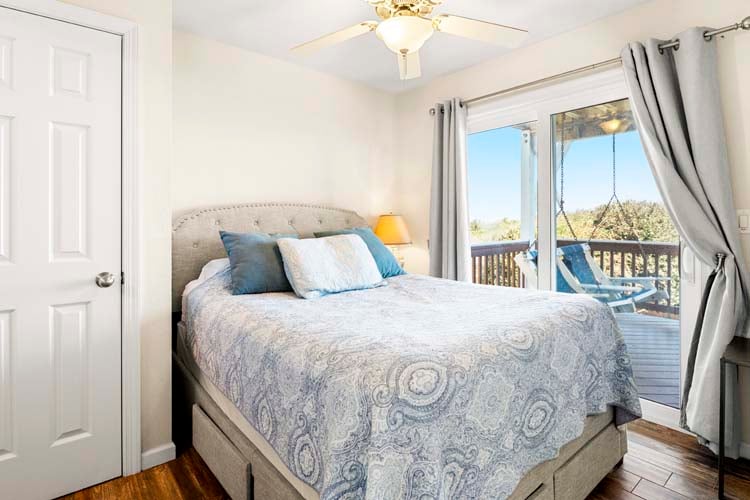 1st Floor Queen with Shared Bath