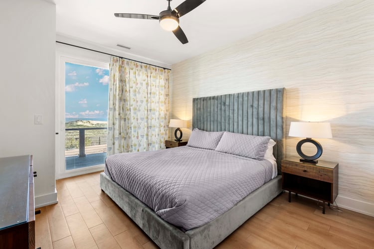 1st Floor King with Private Bath (E)