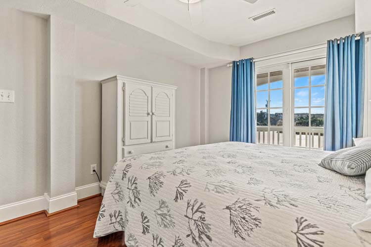 Ground Floor King with Private Bath (Loggerhead)