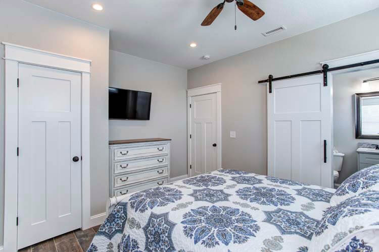 1st Floor Queen with Private Bath (5)