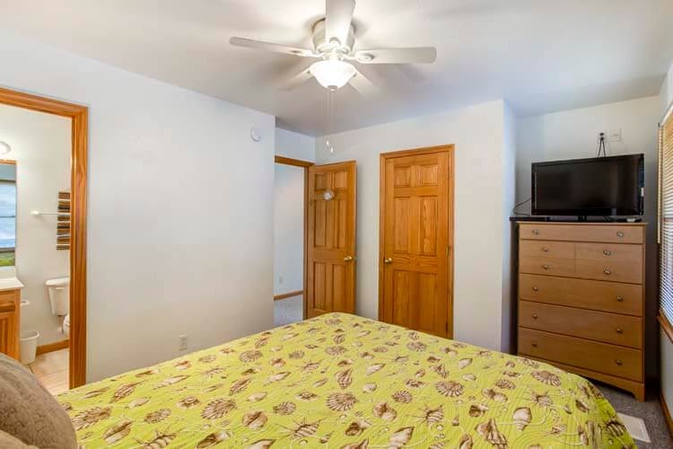 1st Floor Queen with Private Bath