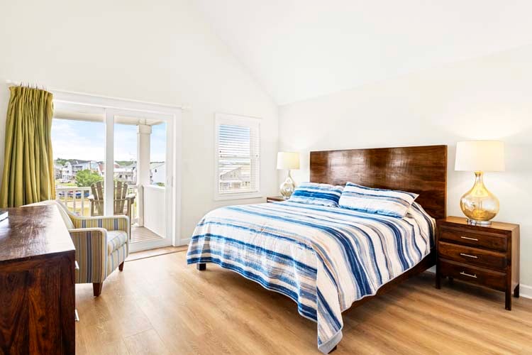 2nd Floor King with Private Bath