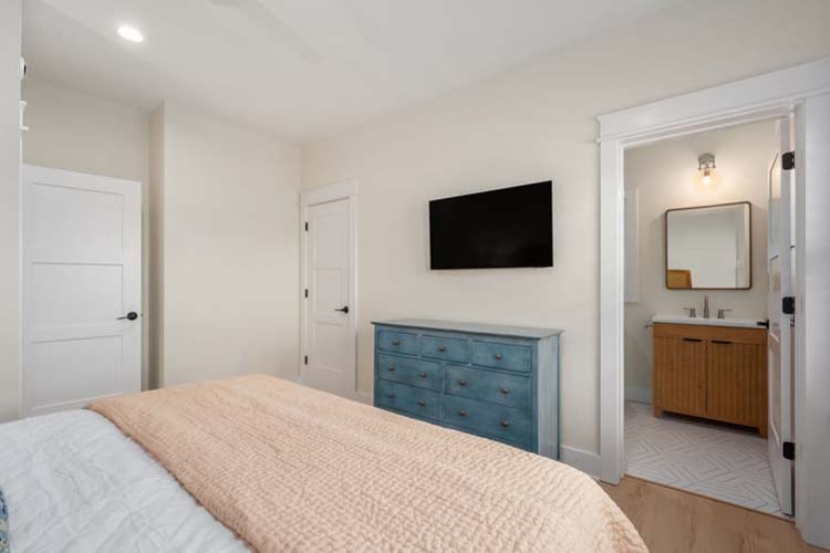 Ground Floor King with Private Bath (7)