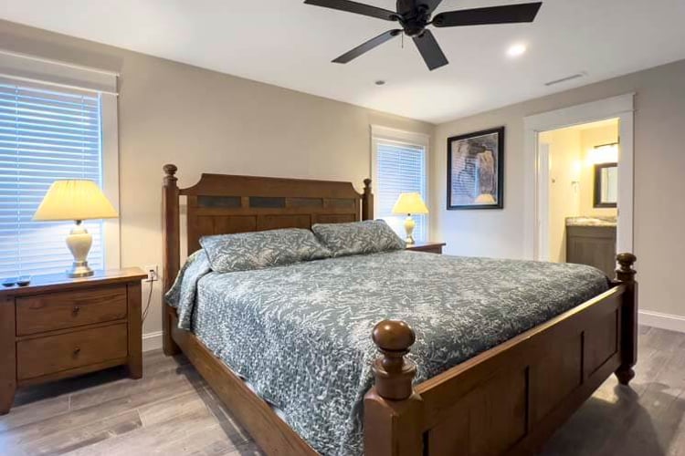 Ground Floor King with Private Bath (16)