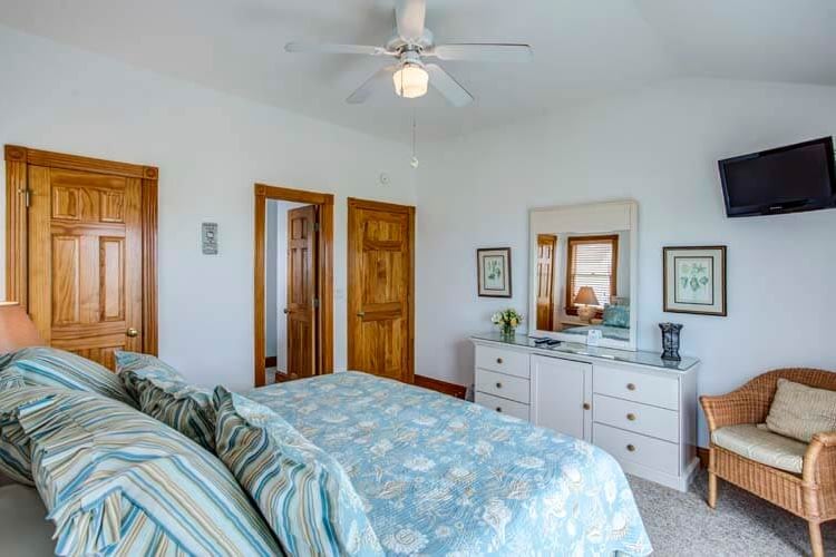 2nd Floor King with Private Bath