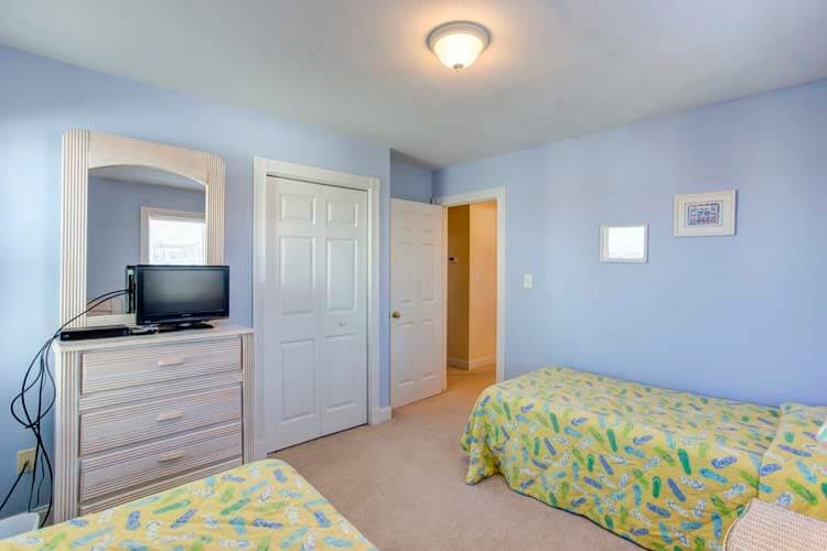 1st Floor Twins Bedroom