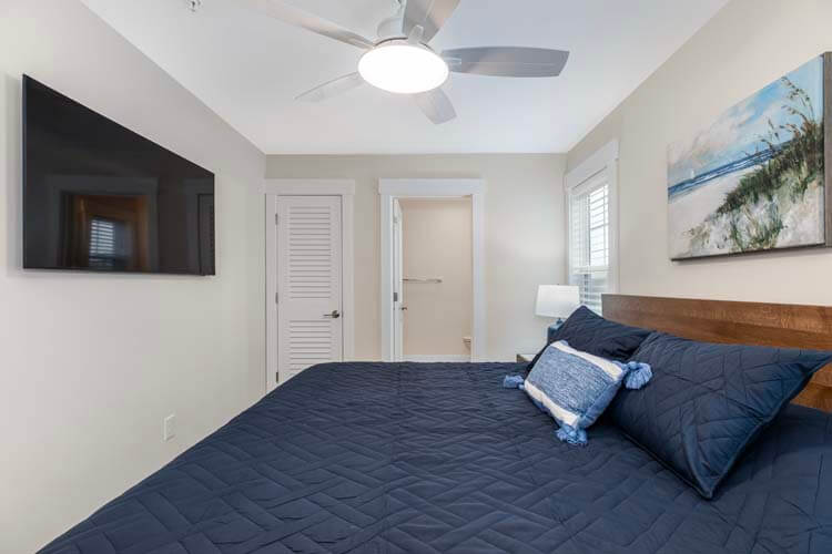 1st Floor King with Private Bath (12)