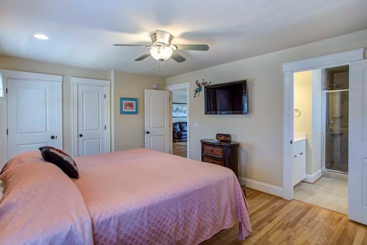 1st Floor King with Private Bath