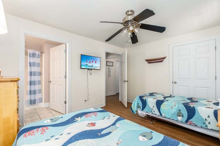 Ground Floor Twins with Private Bath